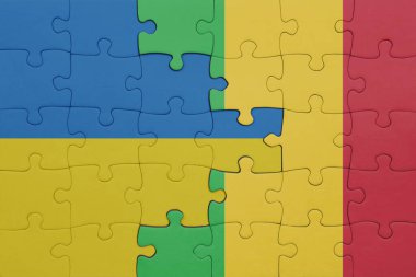 Mali ve Ukrayna bayrağının renkli ulusal bayrağıyla bulmaca. konsept