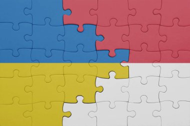 Endonezya 'nın renkli ulusal bayrağı ve Ukrayna bayrağı. konsept