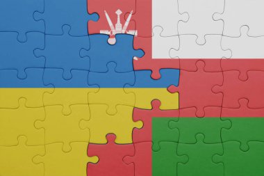 Umman 'ın renkli ulusal bayrağı ve Ukrayna bayrağı. konsept