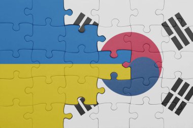 Güney Kore 'nin renkli ulusal bayrağı ve Ukrayna bayrağı. konsept