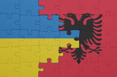 Albania 'nın renkli ulusal bayrağı ve Ukrayna bayrağıyla bulmaca. konsept