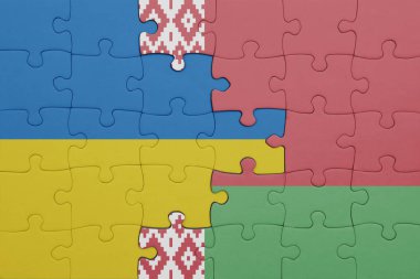 Beyaz Rusya bayrağı ve Ukrayna bayrağının rengarenk yapbozu. konsept
