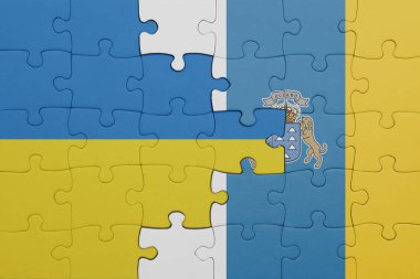 Kanarya adalarının renkli ulusal bayrağı ve Ukrayna bayrağı. konsept