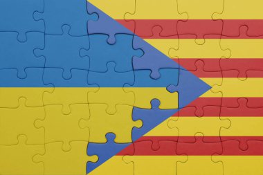 Katalonya 'nın renkli ulusal bayrağı ve Ukrayna bayrağı. konsept