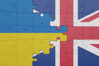 Büyük Britanya bayrağı ve Ukrayna bayrağıyla dolu renkli bir bulmaca. konsept
