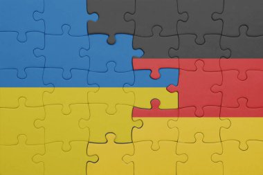 Alman ulusal bayrağı ve Ukrayna bayrağının rengarenk bulmacası. konsept