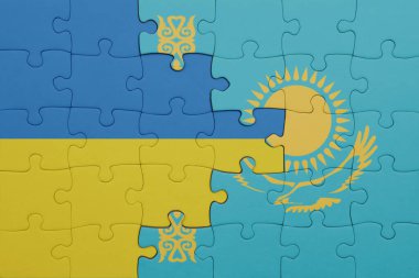 Kazakistan 'ın renkli ulusal bayrağı ve Ukrayna bayrağı. konsept