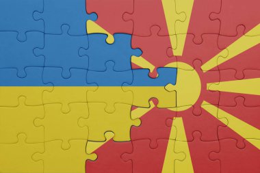 Macedonia 'nın renkli ulusal bayrağı ve Ukrayna bayrağı. konsept