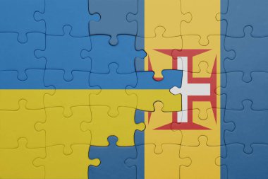 Renkli ulusal madeira bayrağı ve Ukrayna bayrağı ile bulmaca. konsept