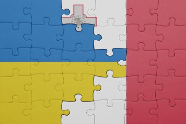 Malta 'nın renkli ulusal bayrağı ve Ukrayna bayrağıyla bulmaca. konsept