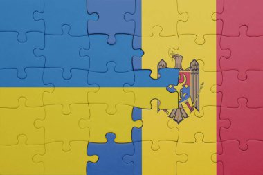 Moldova 'nın renkli ulusal bayrağı ve Ukrayna bayrağının bulmacası. konsept
