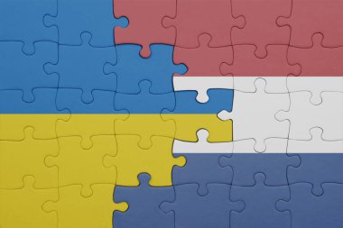 Hollanda 'nın renkli ulusal bayrağı ve Ukrayna bayrağı. konsept