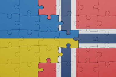 Norveç 'in renkli ulusal bayrağı ve Ukrayna bayrağı. konsept