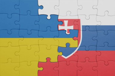 Slovakya 'nın renkli ulusal bayrağı ve Ukrayna bayrağı. konsept