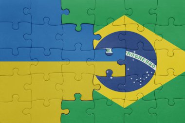 Brezilya 'nın renkli ulusal bayrağı ve Ukrayna bayrağının bulmacası. konsept