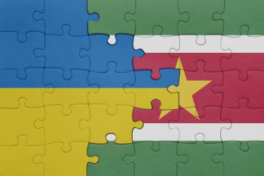 Surinam 'ın renkli ulusal bayrağı ve Ukrayna bayrağı. konsept