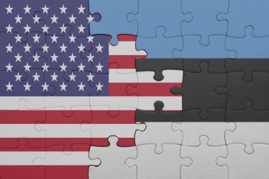 Amerika Birleşik Devletleri bayrağının ve Estonya 'nın renkli ulusal bayrağının bulmacası. konsept