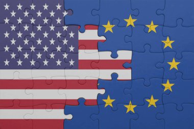 Avrupa Birliği 'nin renkli ulusal bayrağı ve Amerika Birleşik Devletleri bayrağının bulmacası. konsept