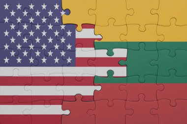 Litvanya 'nın renkli ulusal bayrağı ve Amerika Birleşik Devletleri bayrağı bulmacası. konsept