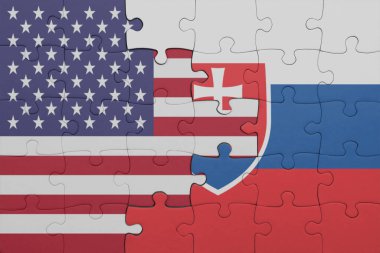 Slovakya 'nın renkli ulusal bayrağı ve Amerika Birleşik Devletleri bayrağının bulmacası. konsept