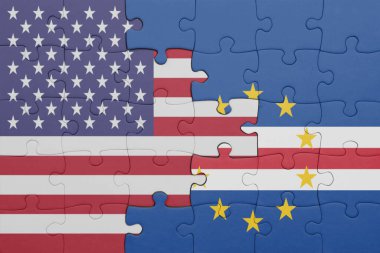 Cape Verde 'nin renkli ulusal bayrağı ve Amerika Birleşik Devletleri bayrağı bulmacası. konsept
