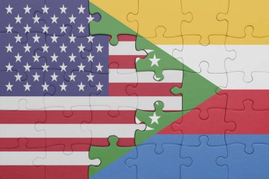 Komoroların renkli ulusal bayrağı ve Amerika Birleşik Devletleri bayrağıyla ilgili bulmacalar. konsept
