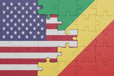 Amerika Birleşik Devletleri bayrağı ve Kongo Cumhuriyeti 'nin renkli ulusal bayrağının bulmacası. konsept