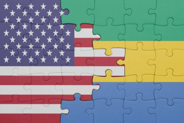 Gabon 'un renkli ulusal bayrağı ve Amerika Birleşik Devletleri bayrağı ile bulmaca. konsept