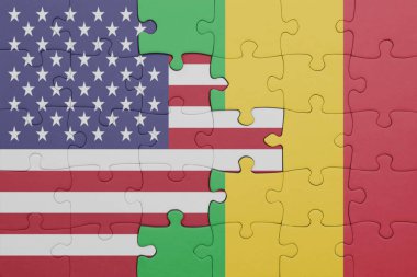 Mali 'nin renkli ulusal bayrağı ve Amerika Birleşik Devletleri bayrağının bulmacası. konsept