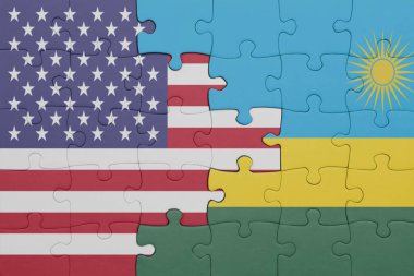 Ruanda 'nın renkli ulusal bayrağı ve Amerika Birleşik Devletleri bayrağının bulmacası. konsept