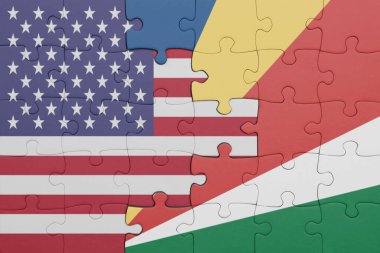 Seyşeller 'in renkli ulusal bayrağı ve Amerika Birleşik Devletleri bayrağının bulmacası. konsept