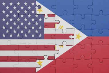 Filipinler 'in renkli ulusal bayrağı ve Amerika Birleşik Devletleri bayrağının bulmacası. konsept