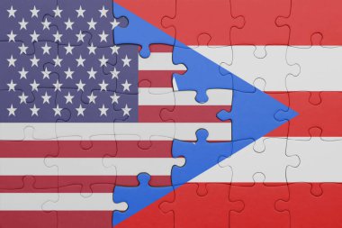 Porto Riko 'nun renkli ulusal bayrağı ve Amerika Birleşik Devletleri bayrağının bulmacası. konsept