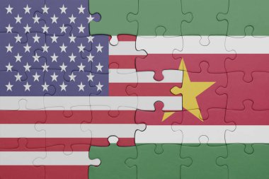 Surinam 'ın renkli ulusal bayrağı ve Amerika Birleşik Devletleri bayrağı. konsept