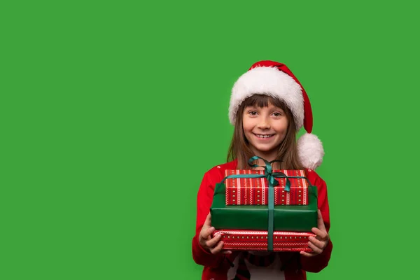Uma Menina Sorrindo Chapéu Papai Noel Está Segurando Monte Caixas — Fotografia de Stock