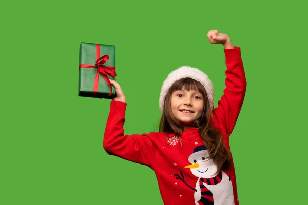 Uma Menina Sorridente Chapéu Papai Noel Mostra Presente Lindamente Embrulhado — Fotografia de Stock