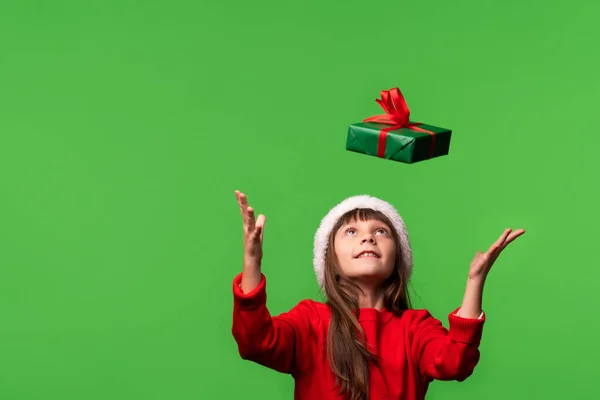 礼物会落入人们的手中 黑色星期五的概念 大折扣 一个戴着圣诞礼帽的小女孩手里拿着一份礼物 圣诞快乐 新年快乐 高质量的 — 图库照片