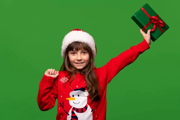 모자를 미소짓는 소녀는 아름답게 포장된 선물을 보여준다 크리스마스 뉴이어 2023 — 스톡 사진