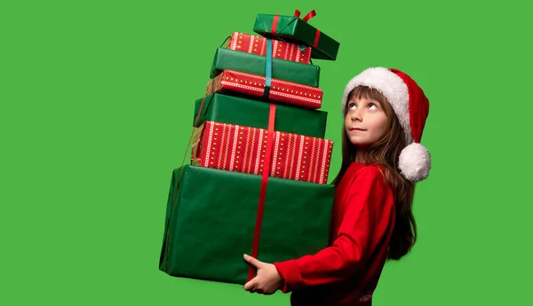 Uma Menina Chapéu Papai Noel Detém Monte Presentes Para Natal — Fotografia de Stock
