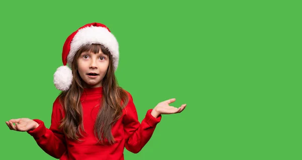 失望的姿态 戴着圣诞礼帽的女孩张开嘴 张开双臂 朝不同方向走去 一个孩子的情感画像 期望与现实不符 没有礼物 — 图库照片