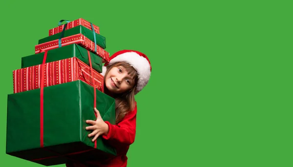 Dziewczyna Kapeluszu Mikołaja Posiada Wiele Prezentów Boże Narodzenie Nowy Rok — Zdjęcie stockowe