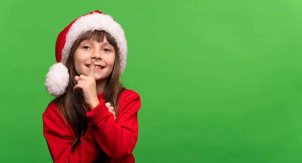 Não Faças Uma Surpresa Bonita Menina Sorrindo Papai Noel Chapéu — Fotografia de Stock