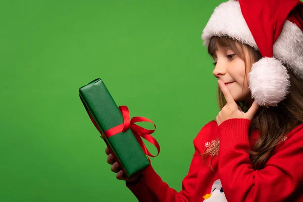Cute Little Santa Girl Hat Holds New Years Gift Her — Stock Photo, Image