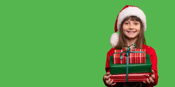 Uma Menina Sorridente Alegre Chapéu Papai Noel Está Feliz Com — Fotografia de Stock