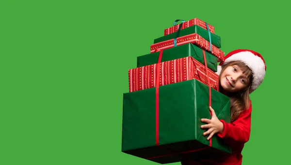 Uśmiechnięta Dziewczyna Czapce Mikołaja Posiada Wiele Prezentów Boże Narodzenie Nowy — Zdjęcie stockowe