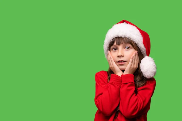Retrato Emocional Uma Menina Chapéu Papai Noel Segura Mãos Perto — Fotografia de Stock