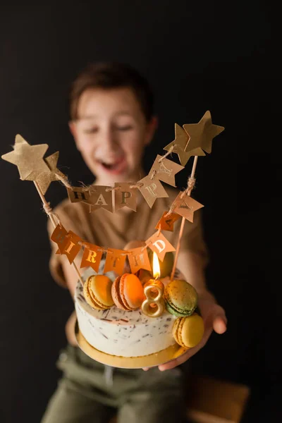 Ein Junge Mit Einer Torte Hat Geburtstag Ein Junge Trägt — Stockfoto