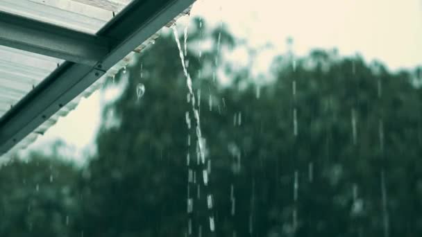 把雨水泼洒在天台上 把慢动作关上 — 图库视频影像