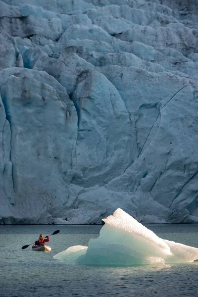 年轻女子以Folgefonna冰川为背景的Kayaking Mosevatnet湖 访问挪威 — 图库照片