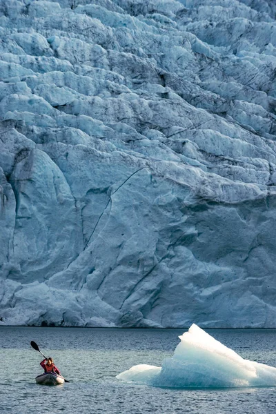 Mladá Žena Kajak Mosevatnet Jezero Folgefonna Ledovec Pozadí Návštěva Norska — Stock fotografie